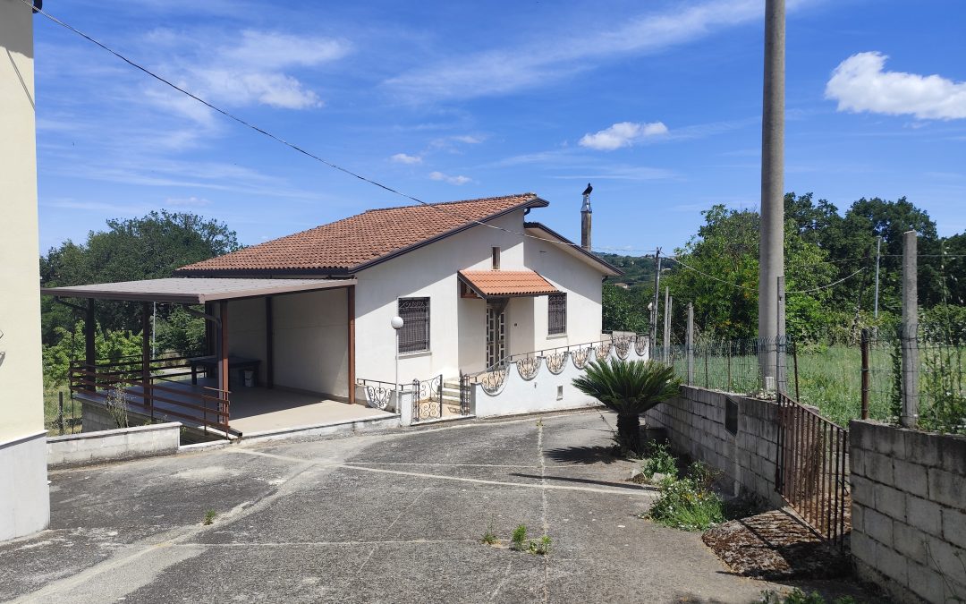 Mirabella Eclano, due case indipendenti, unica proprietà