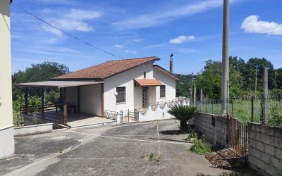 Mirabella Eclano, due case indipendenti, unica proprietà